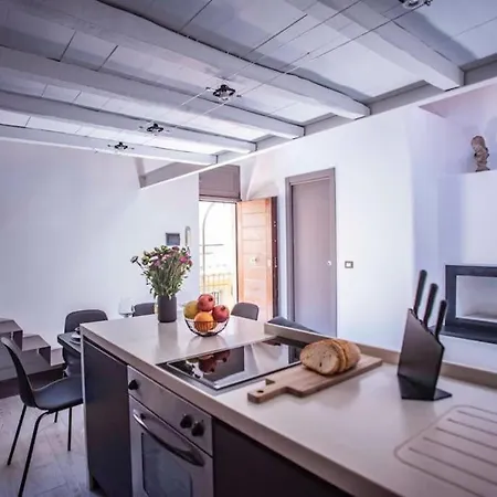 Mad Hatter Apartment Rom